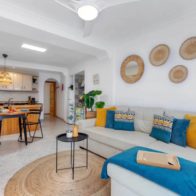 De woonkamer van Apartamento Níspero gezien vanaf de ingang