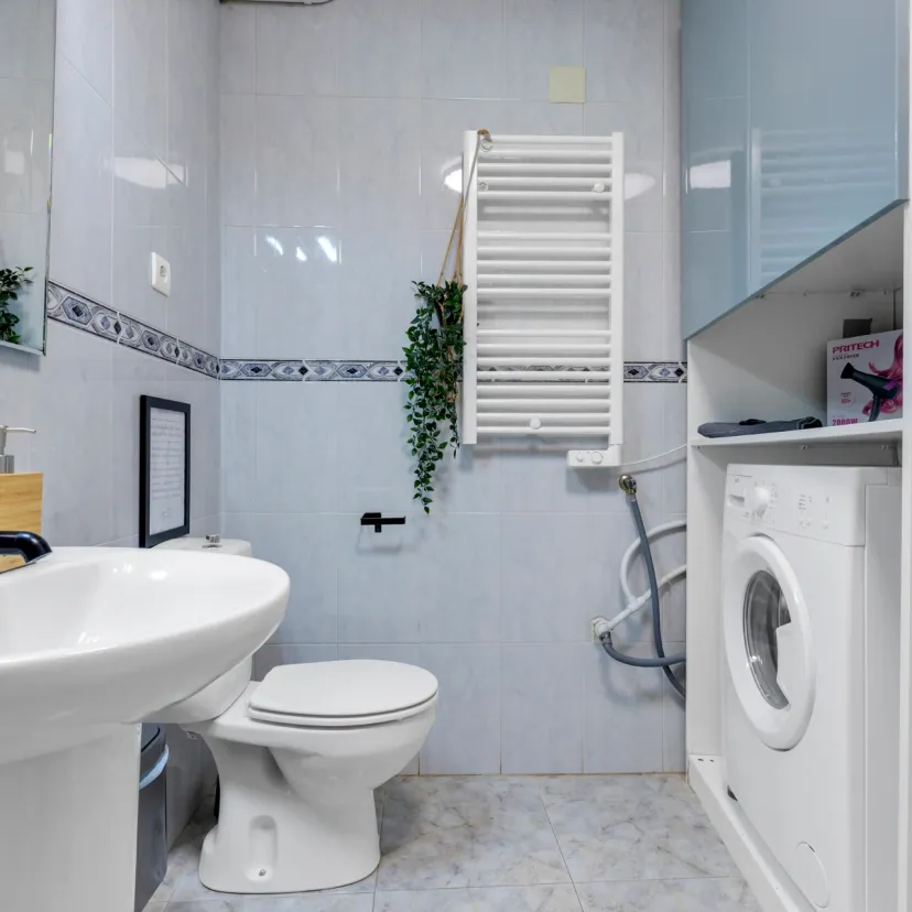 De badkamer van Apartamento Níspero beschikt over een wasmachine