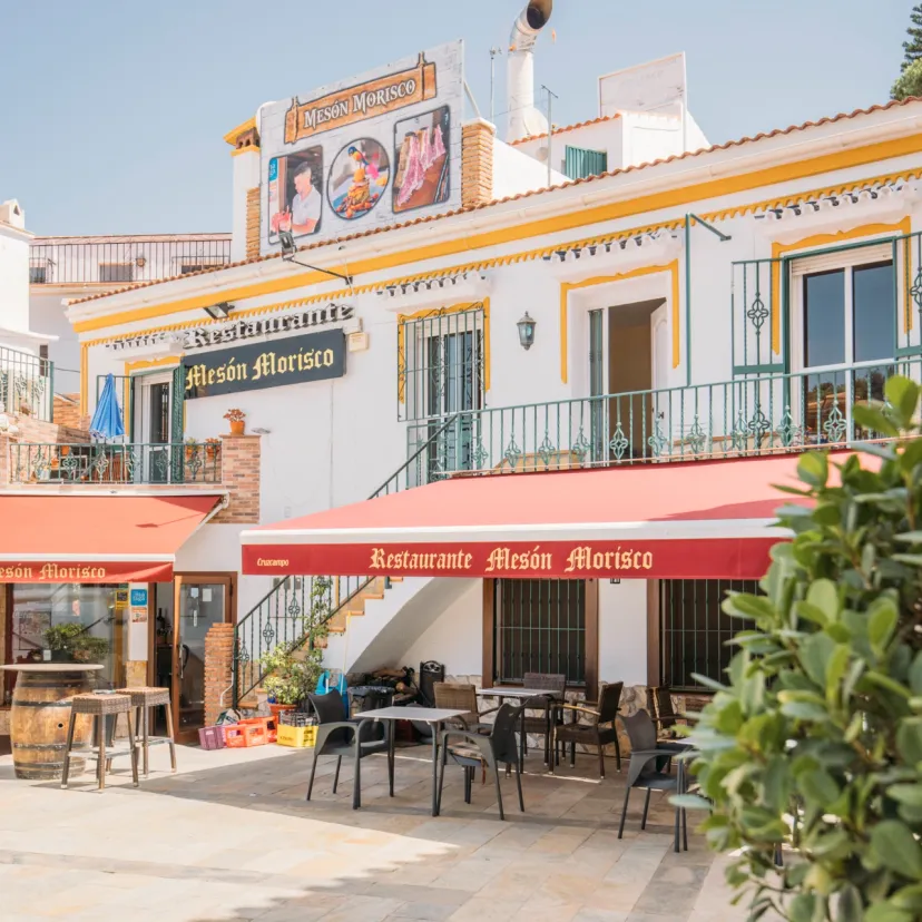 La fachada del restaurante Méson Morisco vista desde el alzado de la plaza