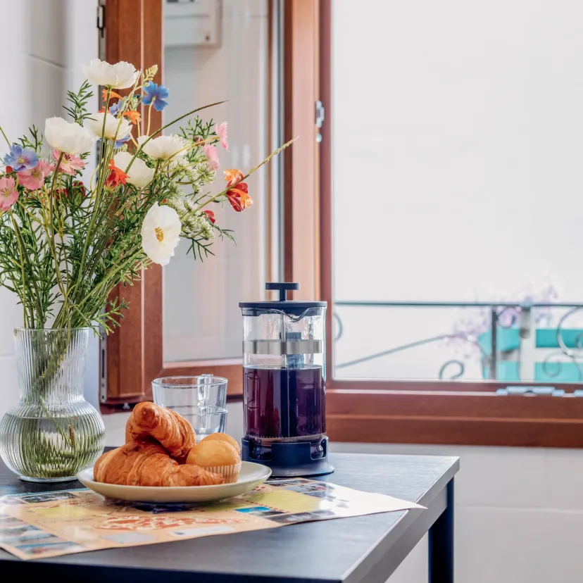 Genießen Sie ein köstliches Frühstück in der gemütlichen Küche des Apartamento Olivo