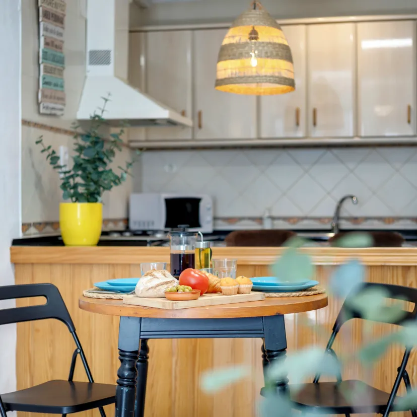 Geniet van een heerlijk ontbijt in de gezellige woonkamer van Apartamento Níspero